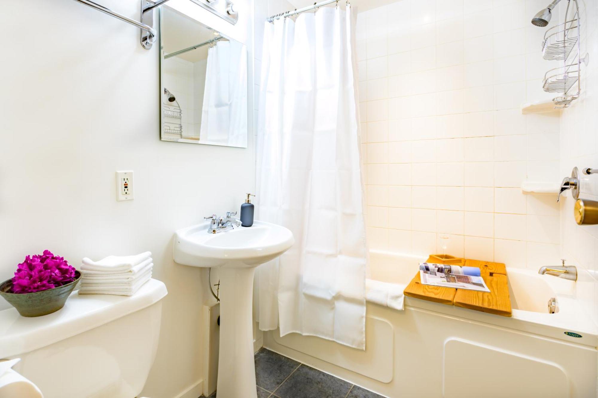 Charming 1 Bdrm View Suite Ванкувер Экстерьер фото